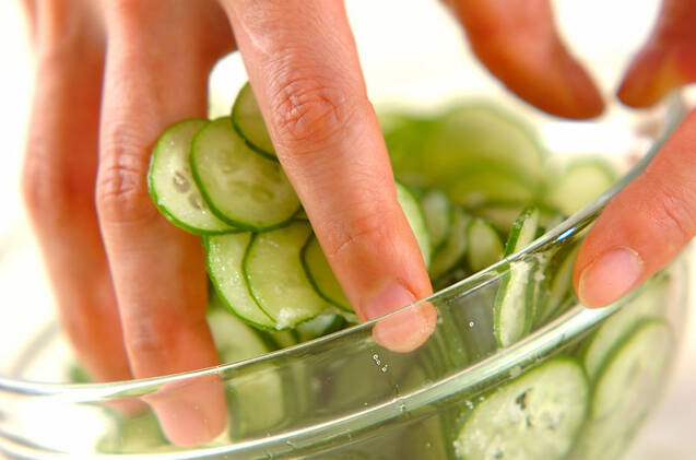 キュウリのゴマ和えの作り方の手順1