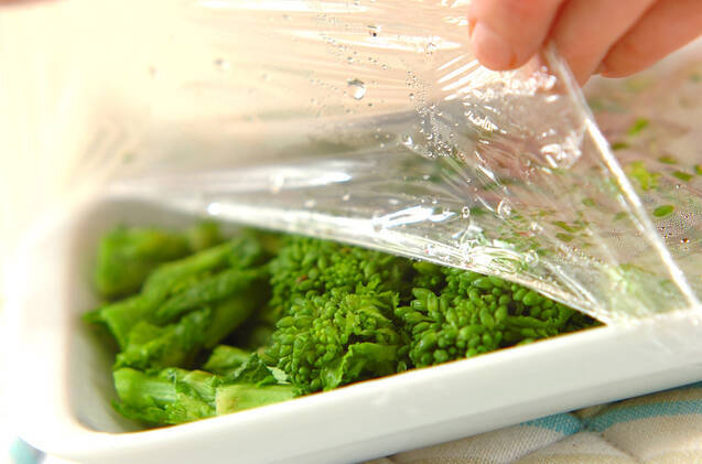 菜の花の鮭ゴマ和えの作り方の手順1