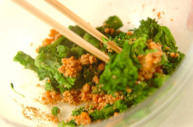 菜の花の鮭ゴマ和えの作り方の手順2