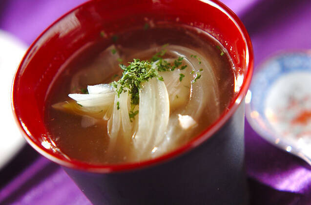 黒いお椀によそった玉ねぎスープ