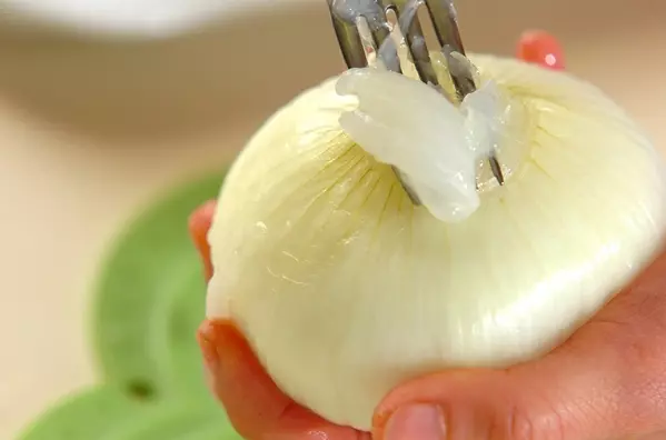 新玉ネギのひき肉詰め煮の下準備1