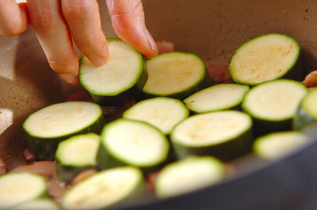 ズッキー二のアンチョビ炒めの作り方の手順5