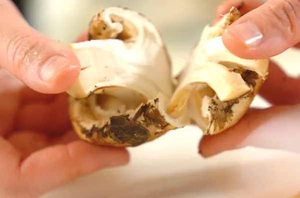 土瓶蒸し風松茸のお吸い物の下準備1