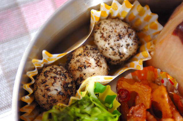 ウズラの卵のゴマ和え