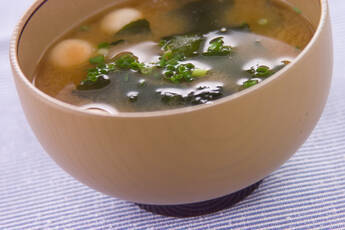 麩とワカメのみそ汁