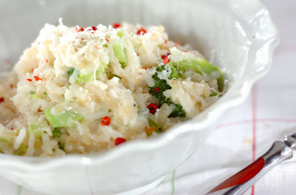 白いお皿にブロッコリーの簡単リゾットが盛られている