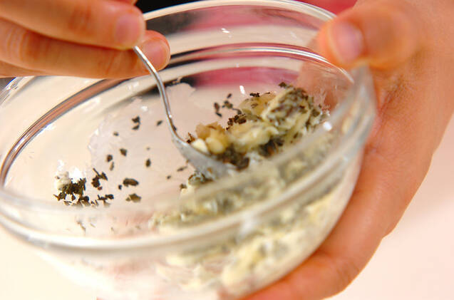 ハーブバターピザの作り方の手順2