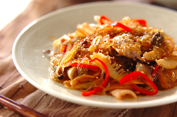 白い皿に春雨と豚バラ肉の中華炒めが盛られている様子