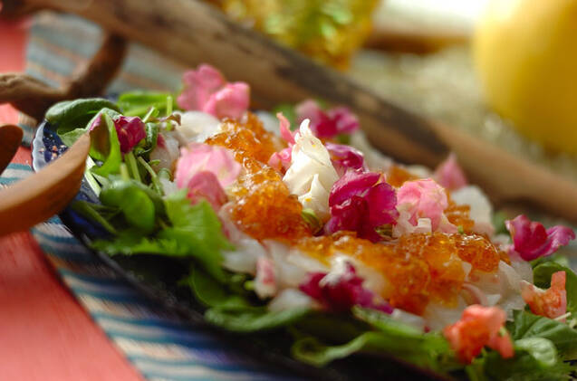 青いプレートに盛り付けた梅酒ジュレのカルパッチョ