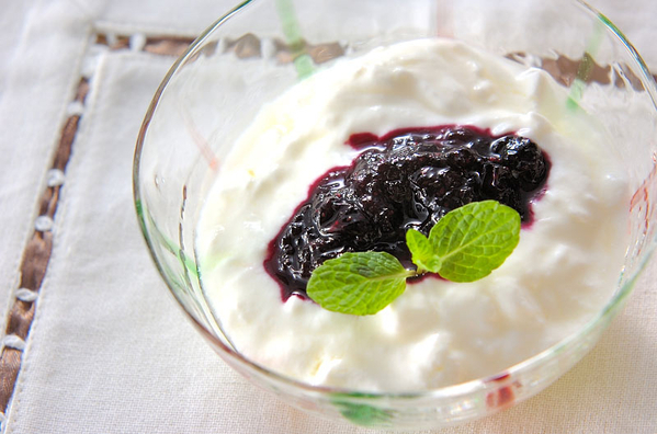 ブルーベリーソースがかかったヨーグルト