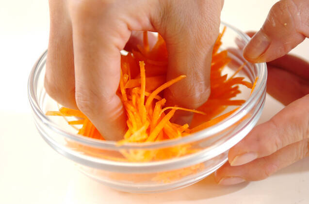 ニンジンとプルーンのサラダの作り方の手順1