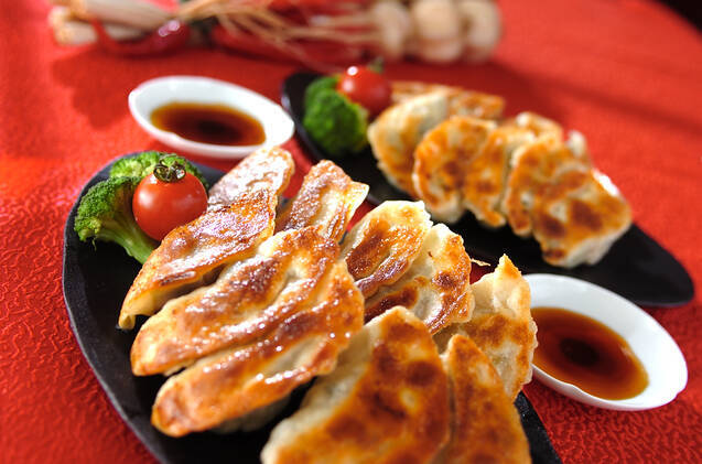 黒色のお皿に盛られたニラ入りキャベツ餃子