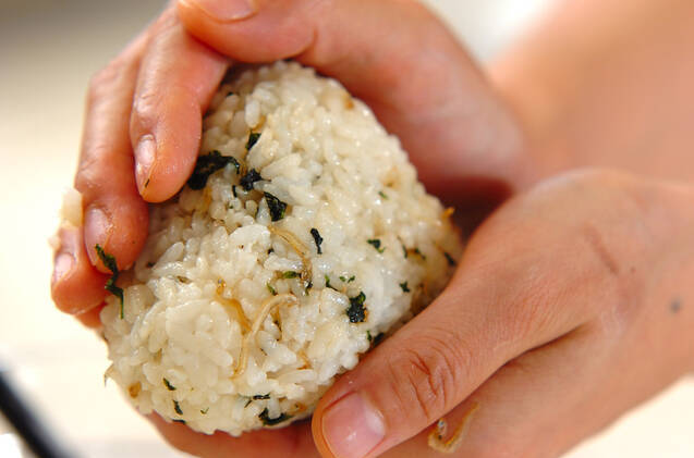 大葉とジャコの佃煮おにぎりの作り方の手順3