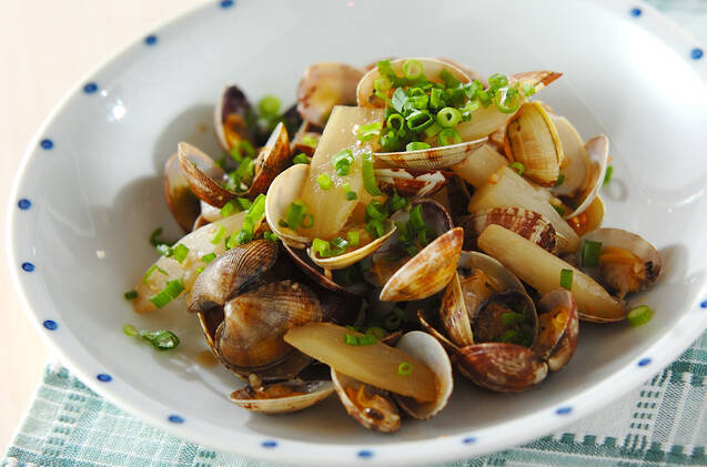 白い器に盛り付けたウドとアサリのバター炒め