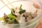 豚肉と小松菜のからししょうゆ和えの作り方3