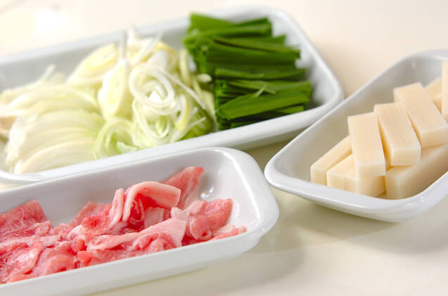 餅の豚キムチ炒めの作り方の手順1