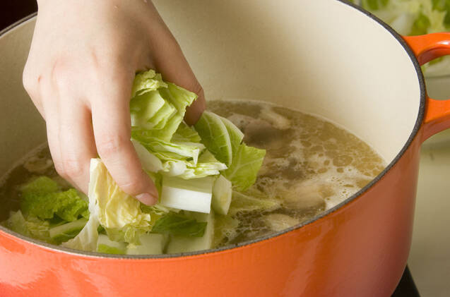 鶏がらスープを使いこなそう 白菜たっぷり簡単万能スープの作り方の手順2