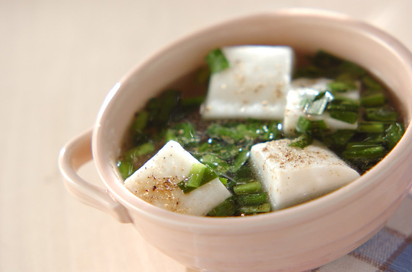 白い両手付きカップに入ったはんぺんスープ