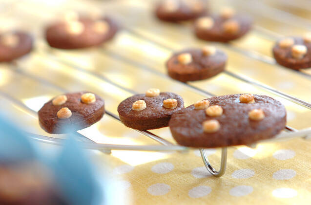 ケーキクーラーに並べられた、水玉模様のココアクッキー