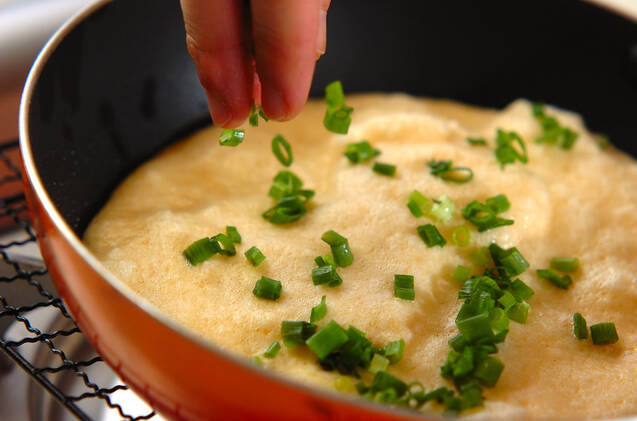 旨味たっぷり！ホタテ入り卵焼きチリソースがけの作り方の手順4