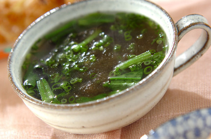 とろろ昆布とホウレン草のスープ