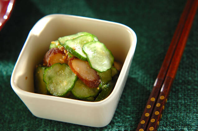 白い角皿に盛り付けられた、きゅうりと干し椎茸のごま酢和え