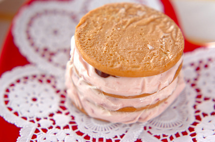 イチゴジャムチーズサンドアイス