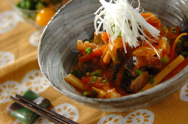 和食器に盛り付けたサバの甘酢野菜あんかけ