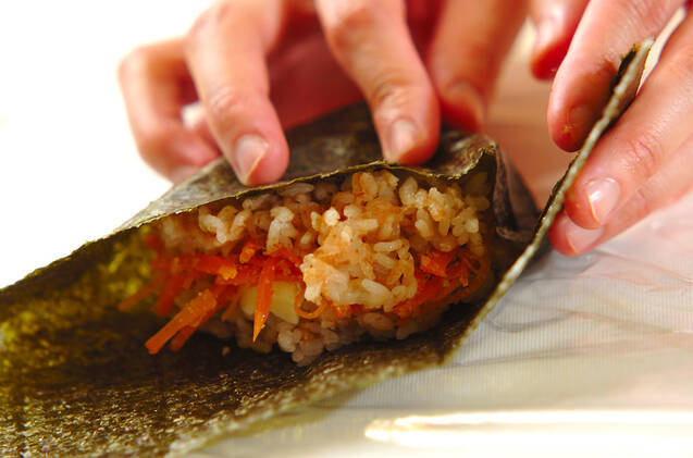 カマンベールチーズとニンジンのおにぎらずの作り方の手順4