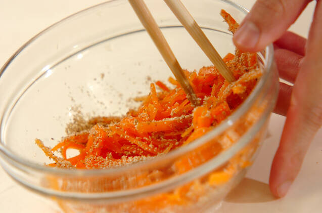 カマンベールチーズとニンジンのおにぎらずの作り方の手順1