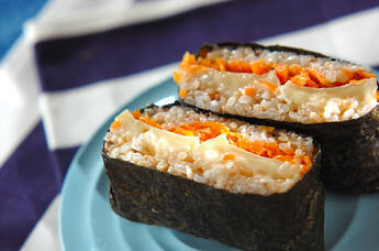 カマンベールチーズとニンジンのおにぎらず