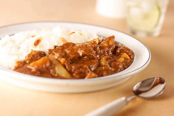 白い皿に盛りつけられた牛バラ肉とマッシュルーム入りのカレー