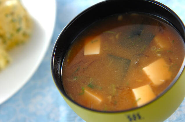 黄色いお椀に盛られた糸寒天の味噌汁