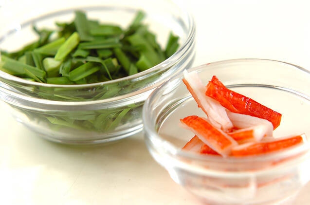 ニラとカニカマの卵焼きの作り方の手順1