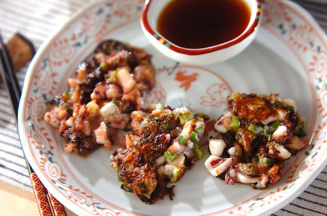 丸い絵皿に盛り付けた、わけぎといかのお焼き