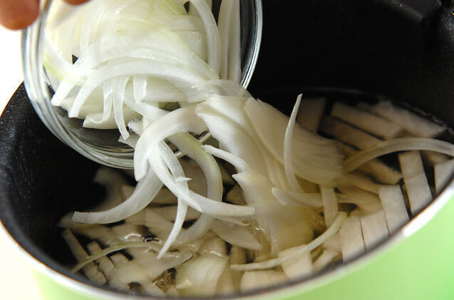 定番 大根と玉ねぎの味噌汁 15分でできる簡単人気レシピの作り方の手順3