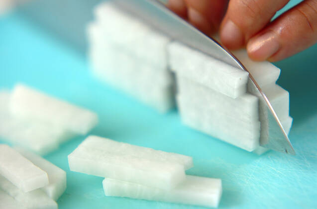 定番 大根と玉ねぎの味噌汁 15分でできる簡単人気レシピの作り方の手順1