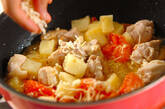 鶏肉とジャガイモのトマトチーズ煮の作り方3