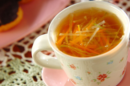 せん切り野菜のコンソメスープ