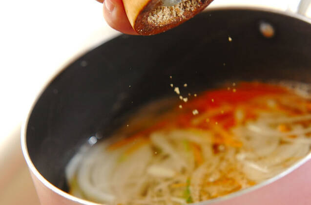 せん切り野菜のコンソメスープの作り方の手順4