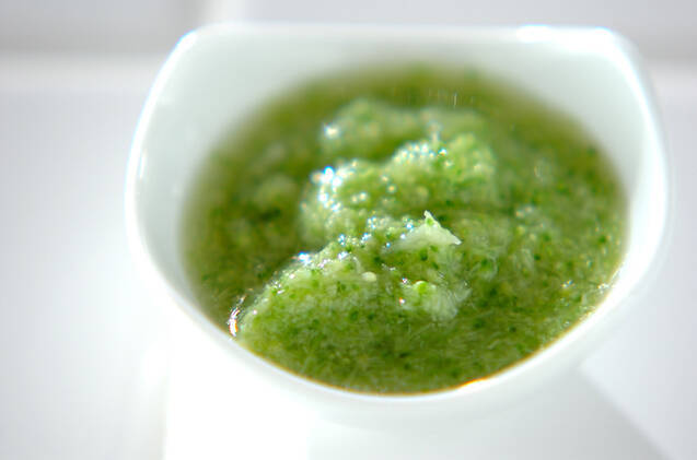 白い器に盛りつけられたブロッコリーのペースト
