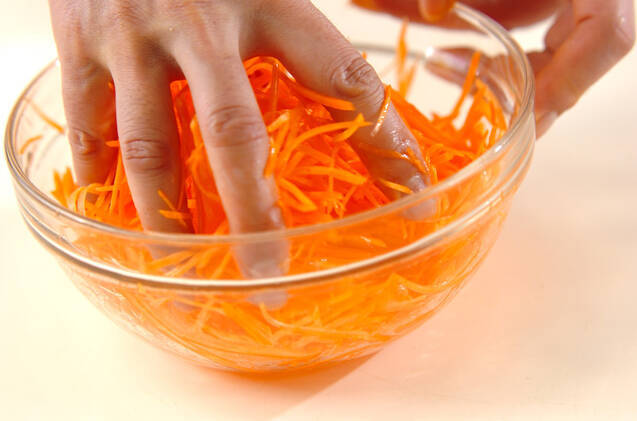 ニンジンと玉ネギのサラダの作り方の手順2