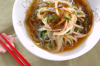 もずくと春雨の和え物