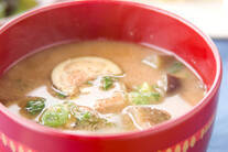 ナスと玉ネギのみそ汁