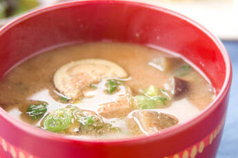 ナスと玉ネギのみそ汁