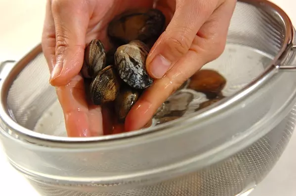 アサリと水餃子のスープの下準備1