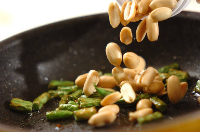 ピーナッツとインゲンの青のり炒めの作り方の手順2