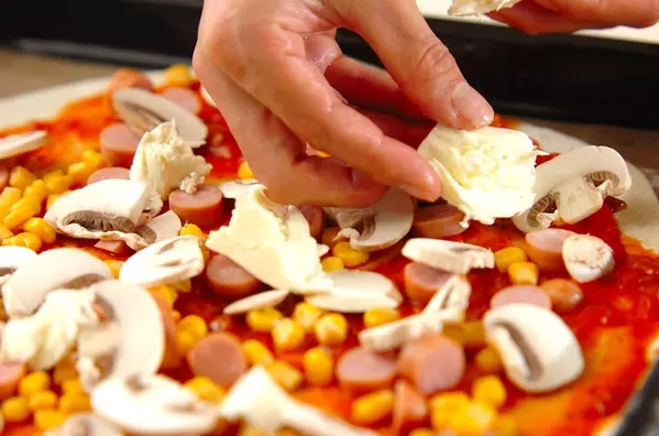 コーンとソーセージのピザの作り方4