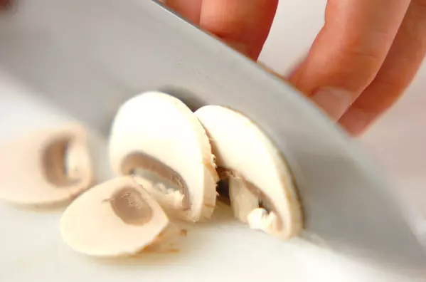 コーンとソーセージのピザの下準備2