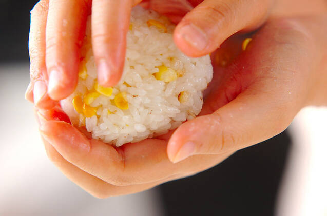 コーンのおにぎりの作り方の手順2